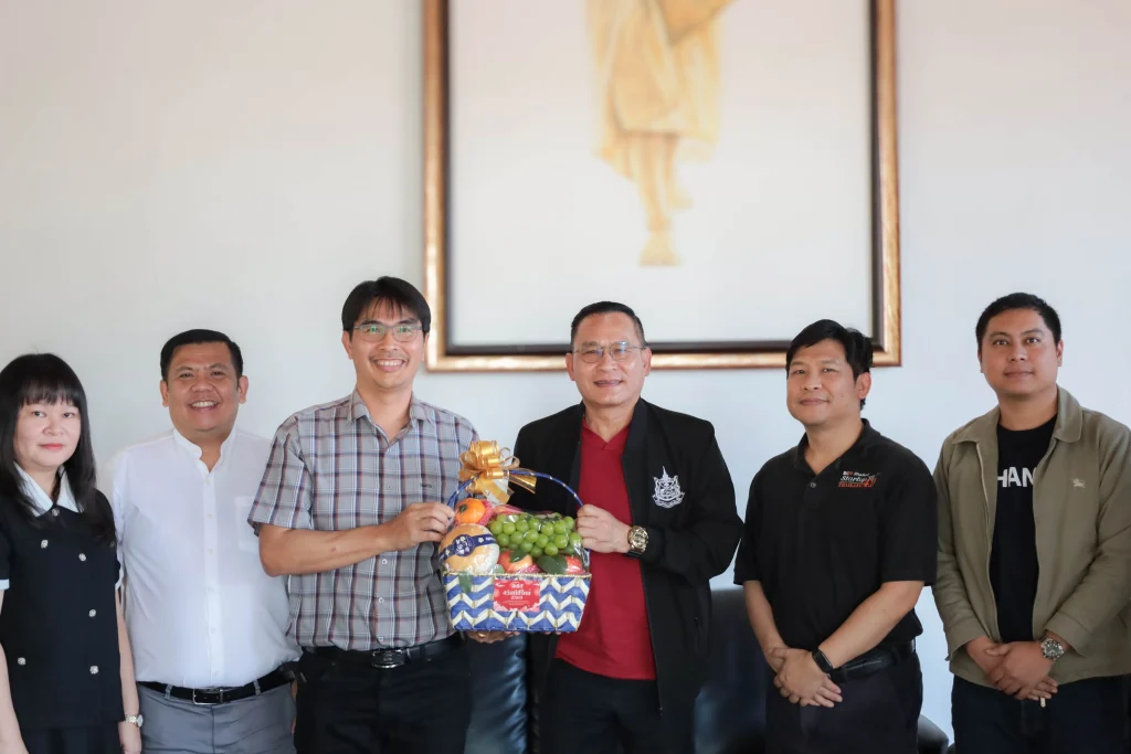 มอบกระเช้าสวัสดีปีใหม่